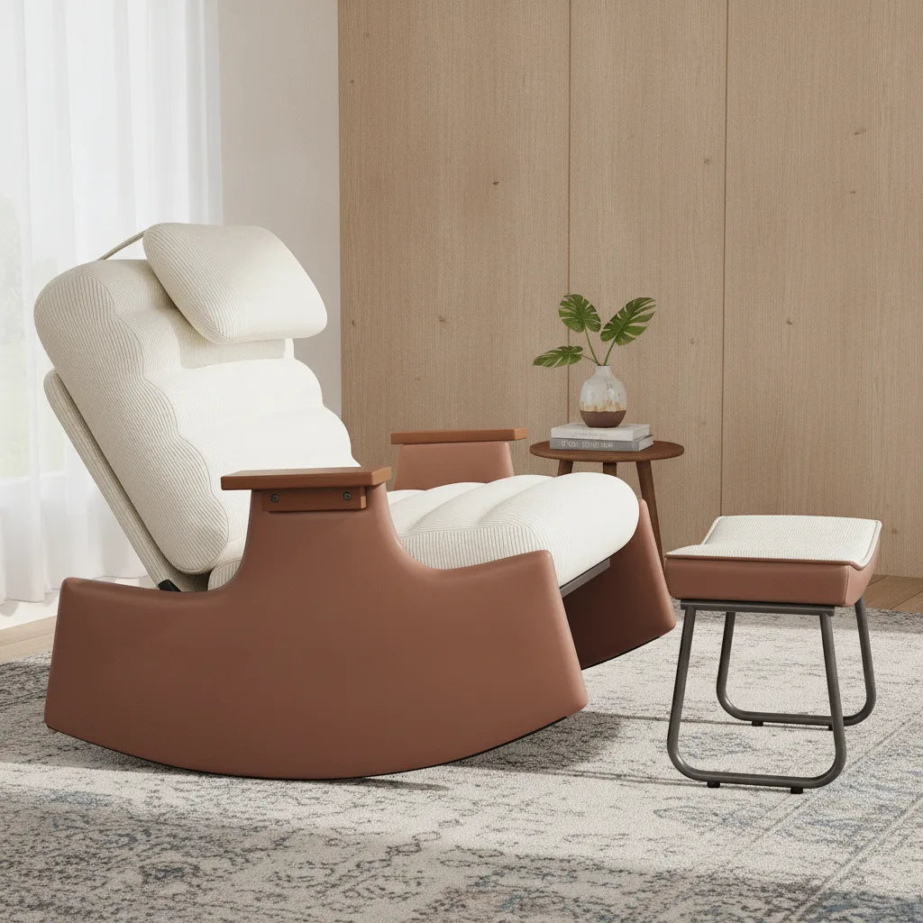 Rocking chair avec repose pied crème et accoudoirs en bois devant un mur boisé