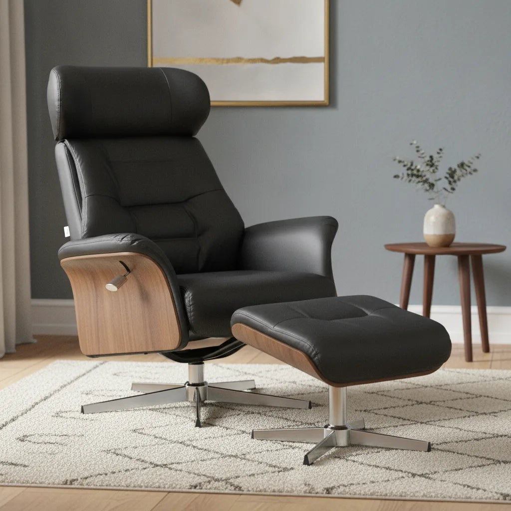 Fauteuil design avec repose pied Concarneau en simili cuir noir dans un salon