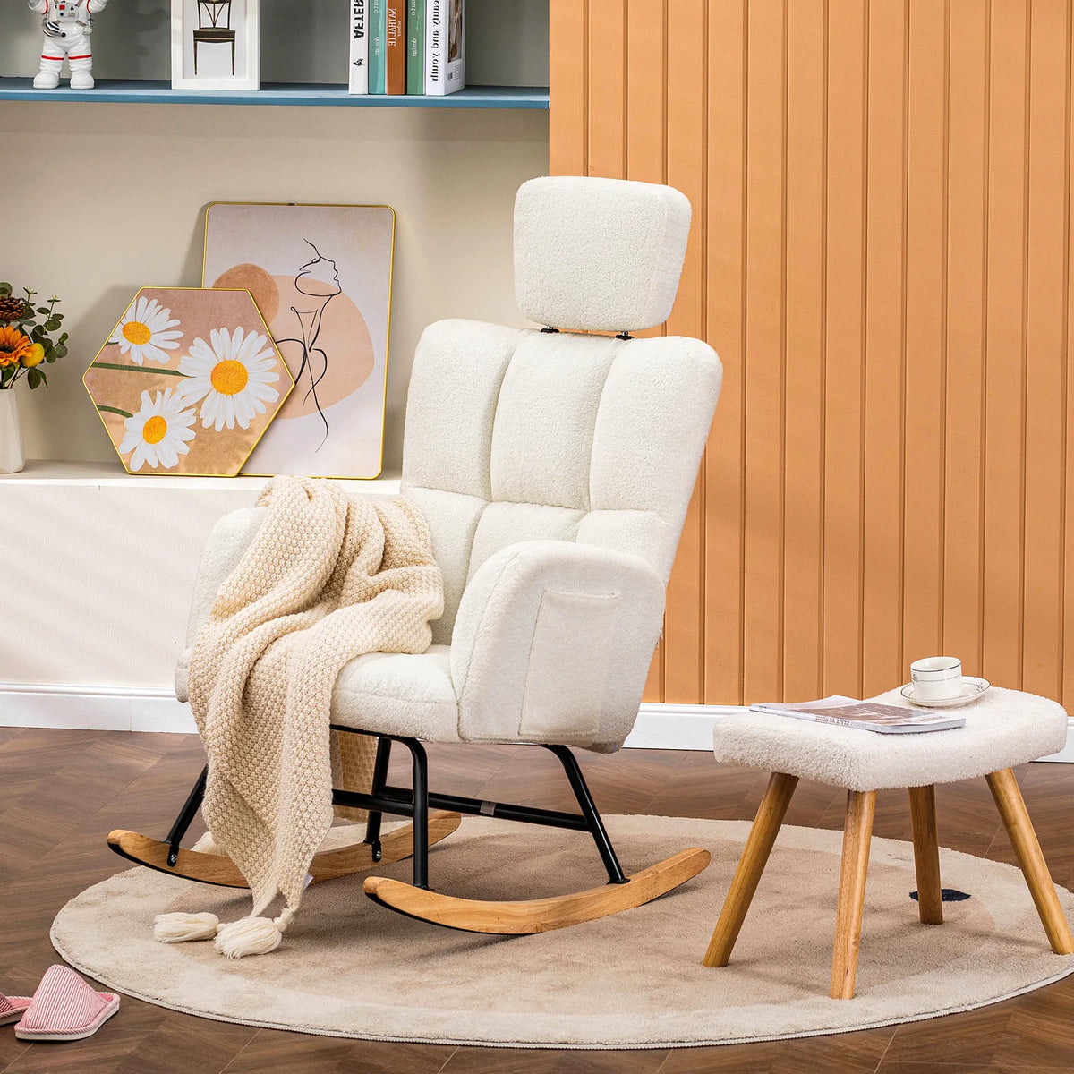Fauteuil à bascule beige en tissu teddy avec repose-pieds assorti et plaid dans un salon cosy