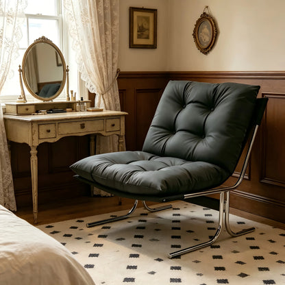 Fauteuil pied chrome Morlaix en simili cuir noir dans une chambre