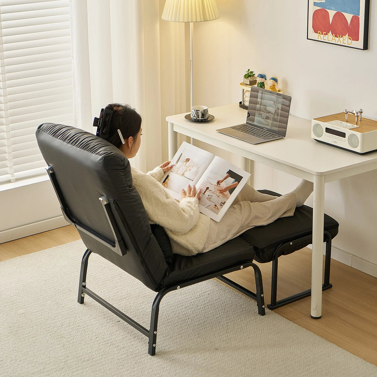 Fauteuil-lit convertible 1 place en position chaise longue, jambes allongées