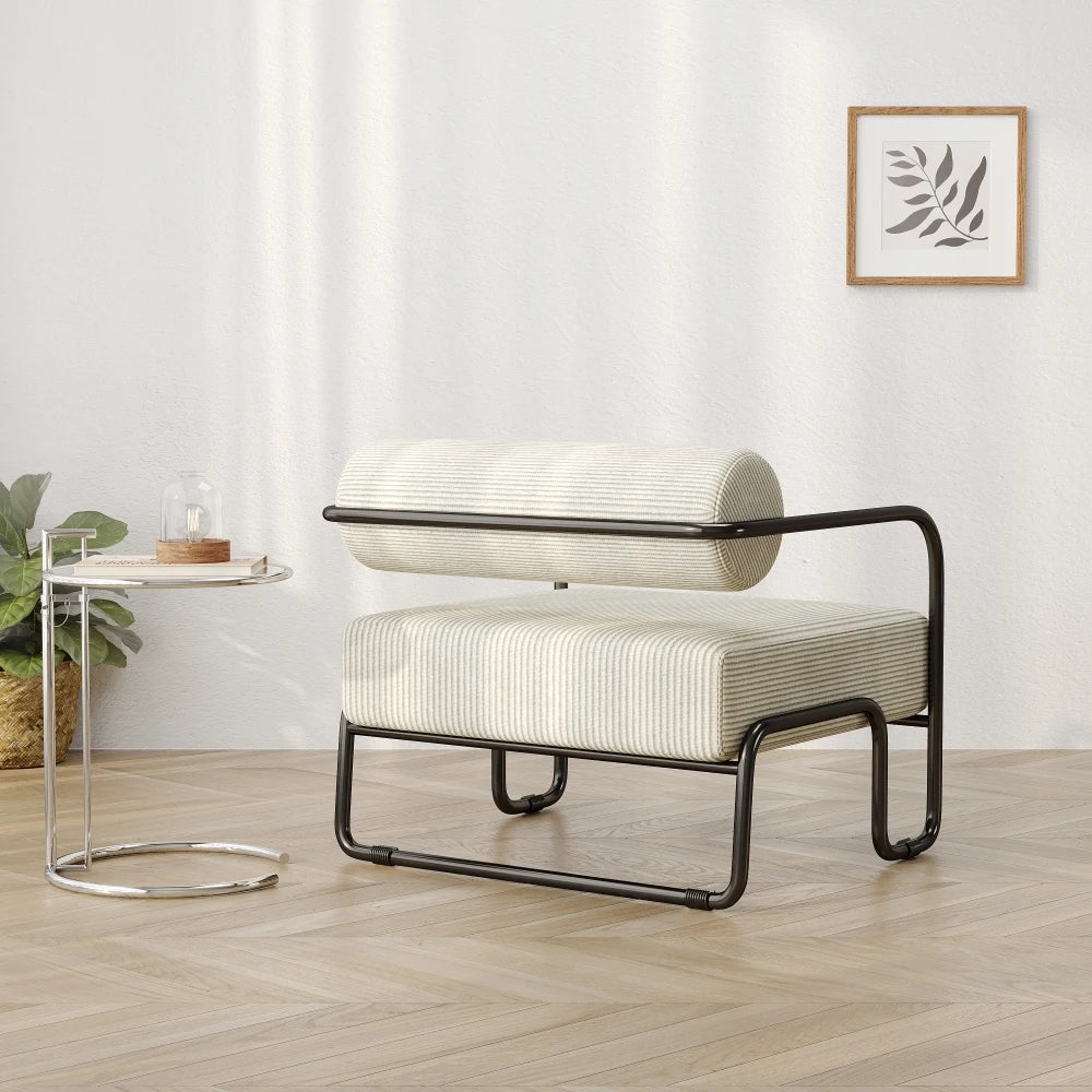 Fauteuil beige velours côtelé de trois quarts avec pieds en métal noir