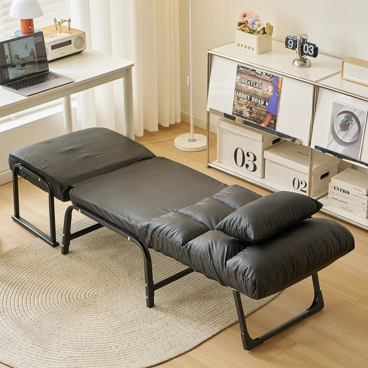 Fauteuil-lit convertible 1 place déplié en lit d'appoint dans une chambre