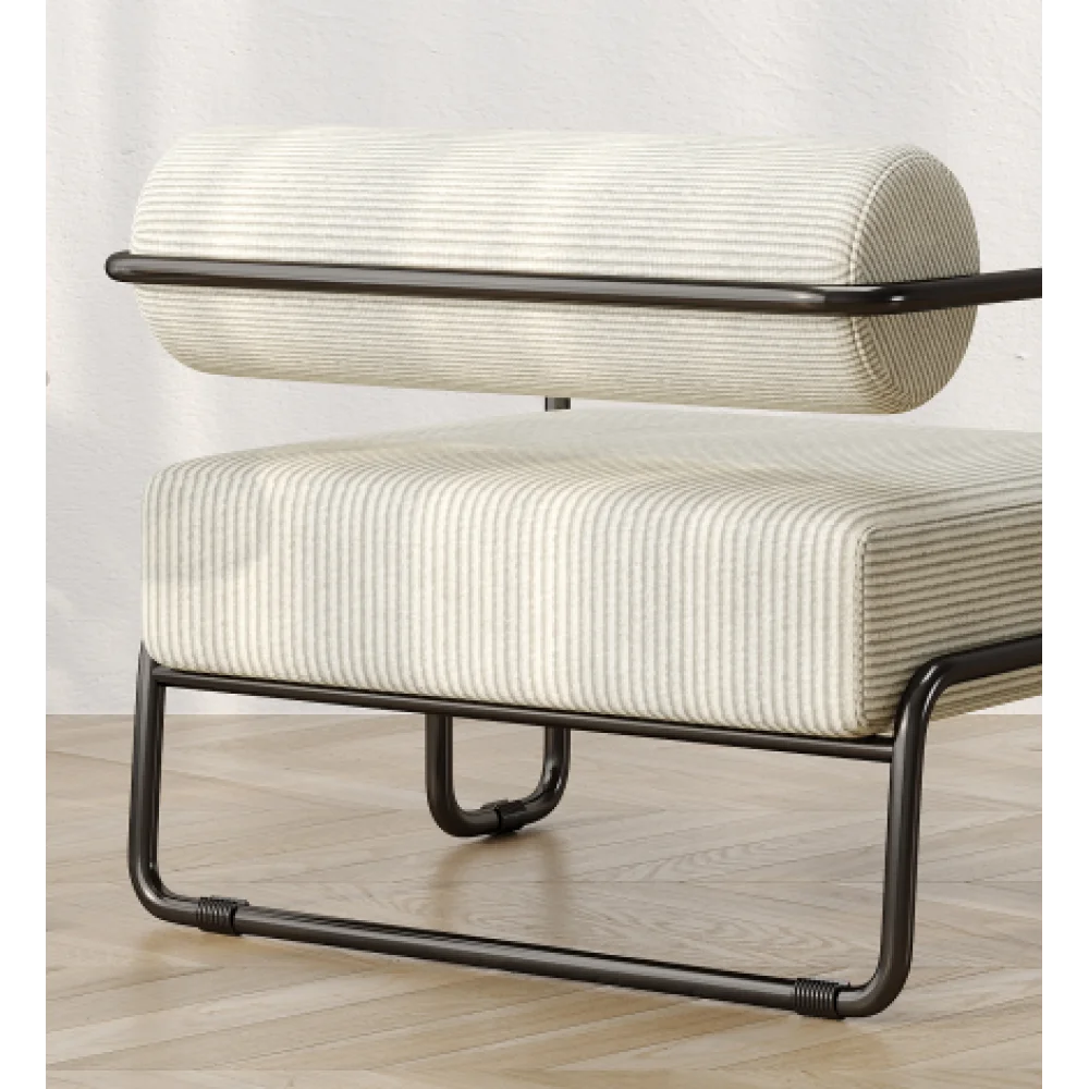 Gros plan sur le velours côtelé beige et l'assise rembourrée du fauteuil