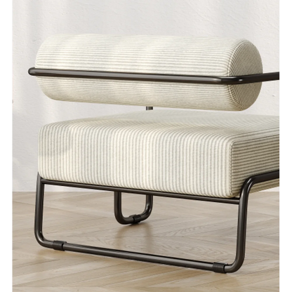 Gros plan sur le velours côtelé beige et l'assise rembourrée du fauteuil