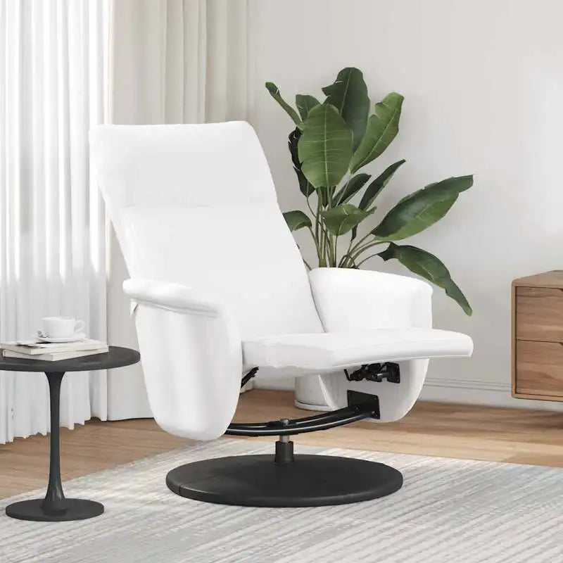 Fauteuil inclinable cuir blanc ivoire près d'une table d'appoint