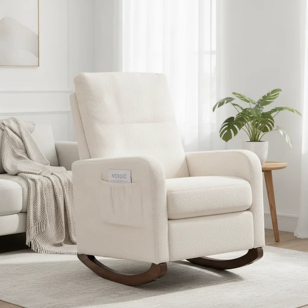 Fauteuil de lecture confortable à bascule blanc ivoire dans un salon lumineux
