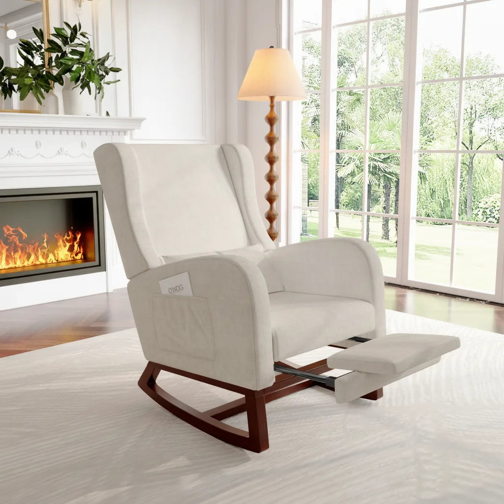 Fauteuil à bascule en velours beige avec repose-pieds déplié devant une cheminée