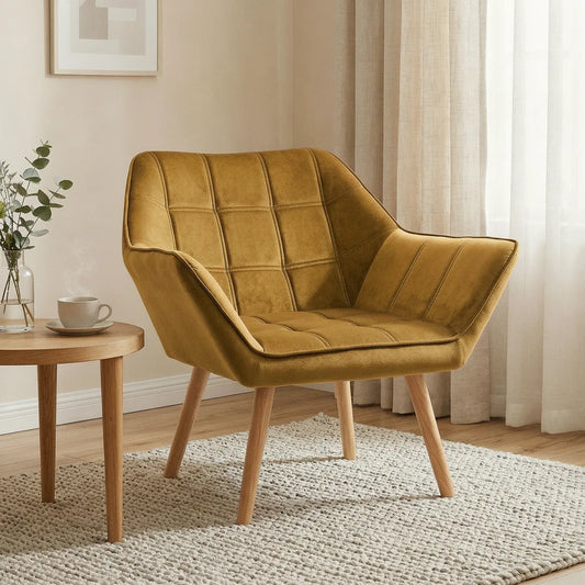 Fauteuil style scandinave en velours moutarde sur un tapis près d'une table basse