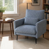 Fauteuil rayé bleu dans un coin lecture près d'une fenêtre