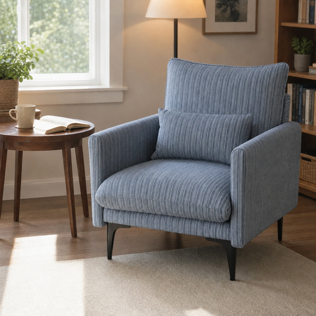 Fauteuil rayé bleu dans un coin lecture près d'une fenêtre