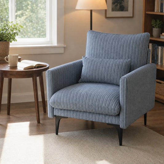 Fauteuil rayé bleu dans un coin lecture près d'une fenêtre
