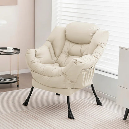 Fauteuil lecture cocooning crème matelassé près d'une fenêtre