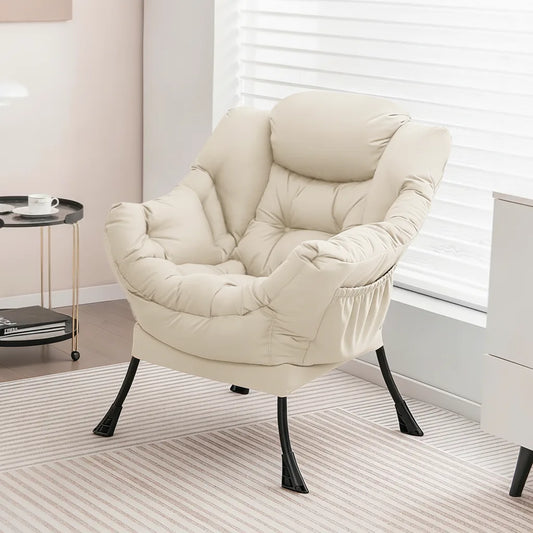 Fauteuil lecture cocooning crème matelassé près d'une fenêtre