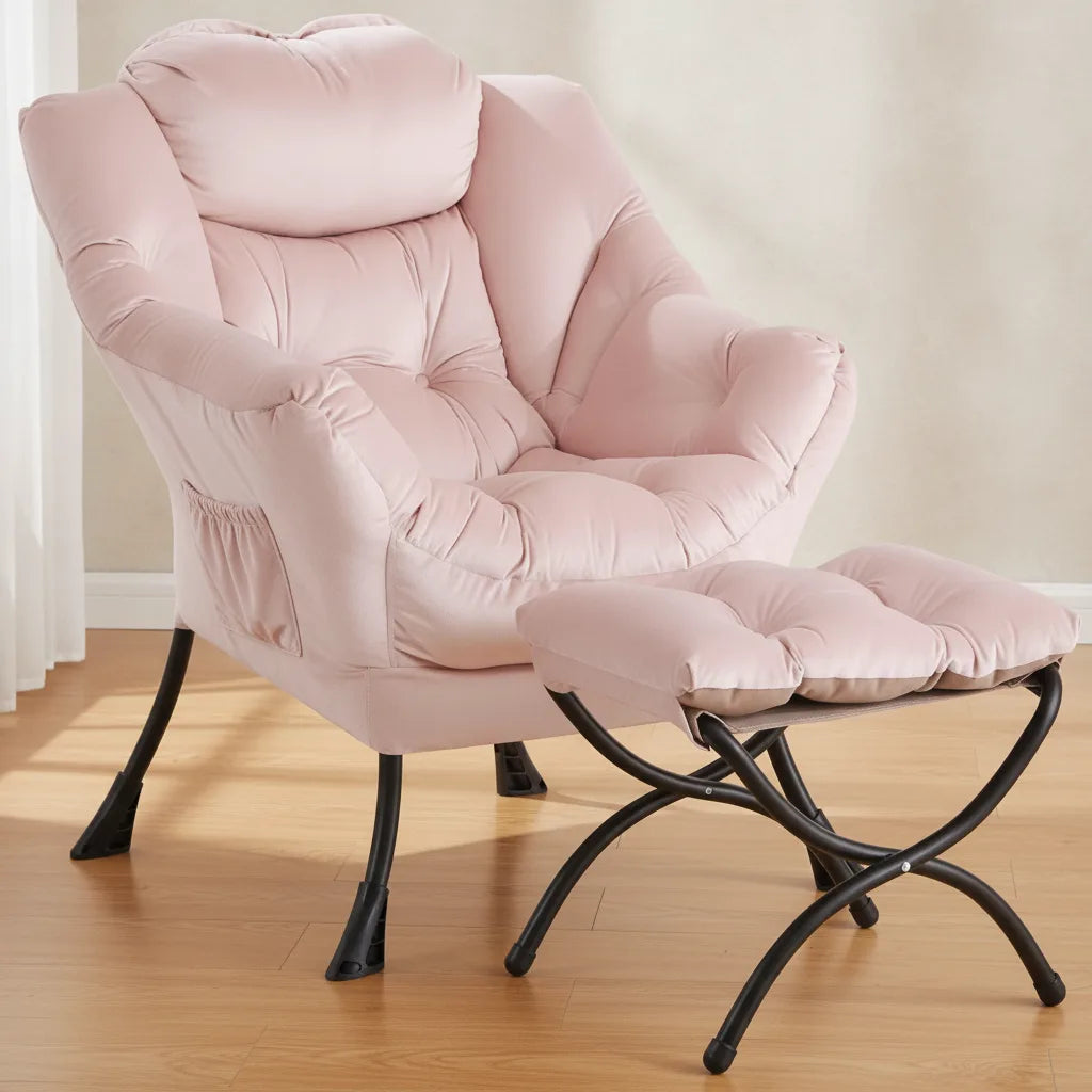 Fauteuil velours rose poudré et son pouf dans un salon lumineux