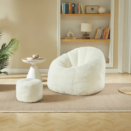 Fauteuil moelleux en fausse fourrure blanche et son pouf dans un salon lumineux