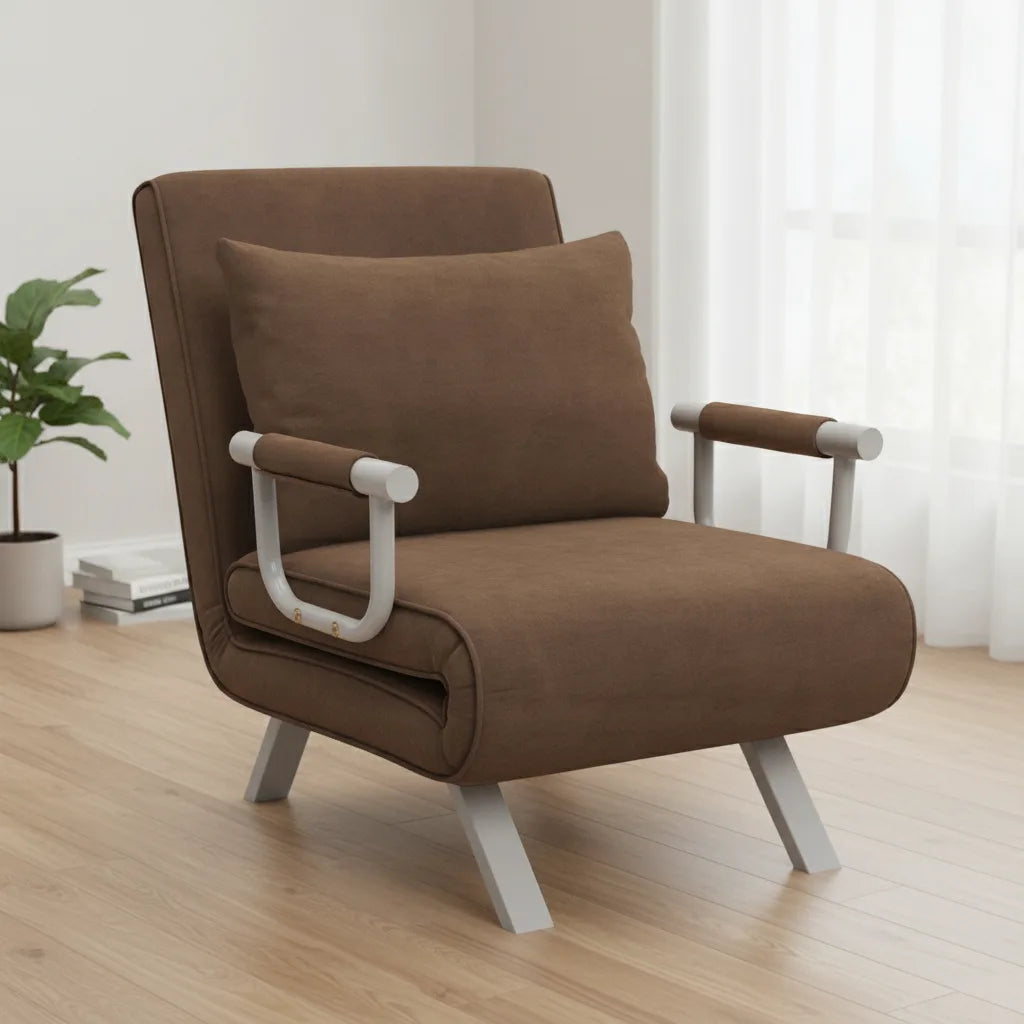 Fauteuil en daim marron convertible avec coussin dans un salon lumineux