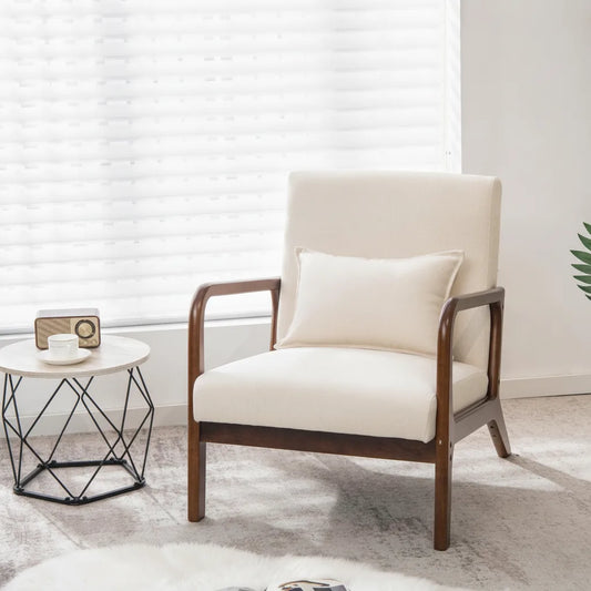 Fauteuil salon ergonomique beige avec coussin lombaire près d'une fenêtre et d'une table d'appoint
