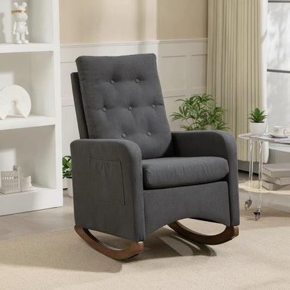 Fauteuil de lecture confortable capitonné gris avec patins en bois dans un salon clair
