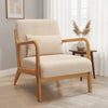 Fauteuil japandi beige cadre bois clair dans un salon lumineux