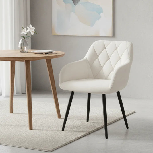 Fauteuil salle à manger velours blanc ivoire près d'une table ronde