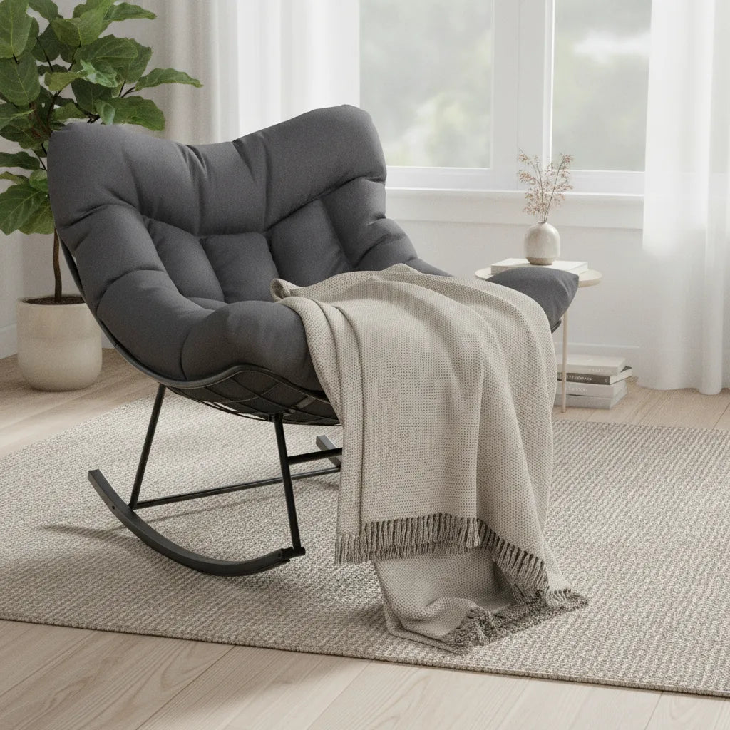 Fauteuil à bascule rocking chair Gris Anthracite avec plaid dans un salon