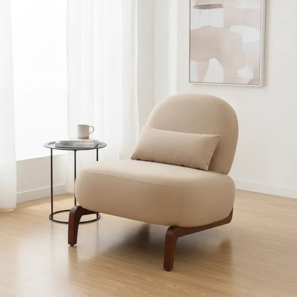 Chauffeuse velours beige sans accoudoirs dans un intérieur lumineux