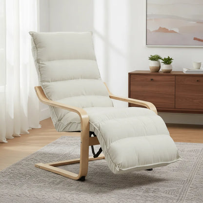 Fauteuil relax scandinave en velours crème et bois courbé dans un salon