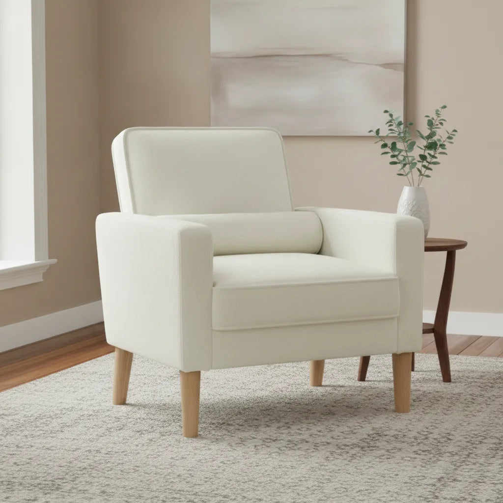 Fauteuil crème en velours dans un salon lumineux