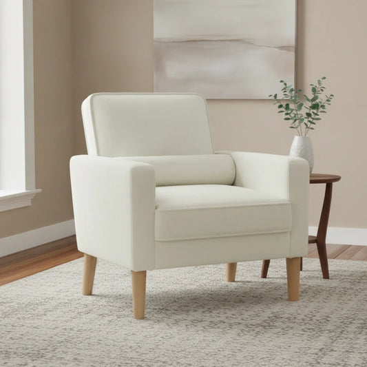 Fauteuil crème en velours dans un salon lumineux