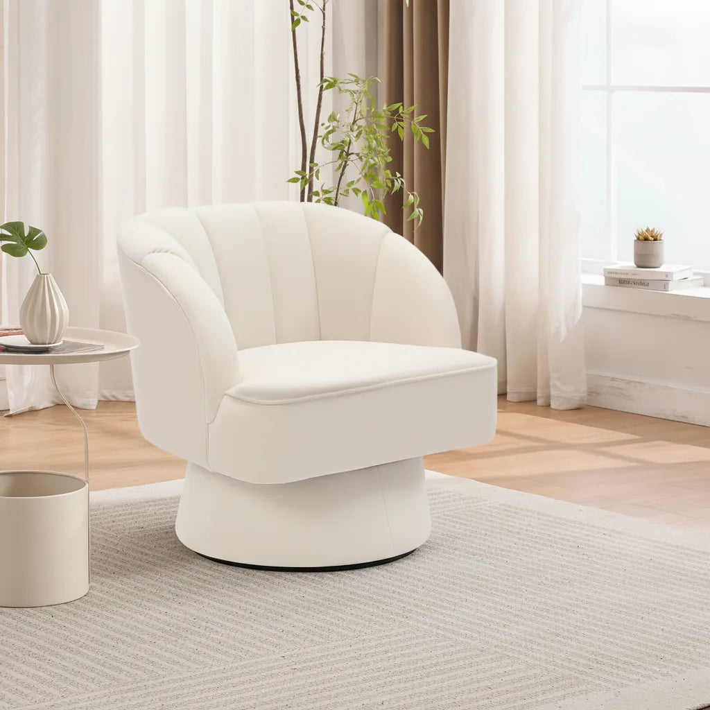 Fauteuil salon velours blanc pivotant au dossier coquillage près d'une fenêtre