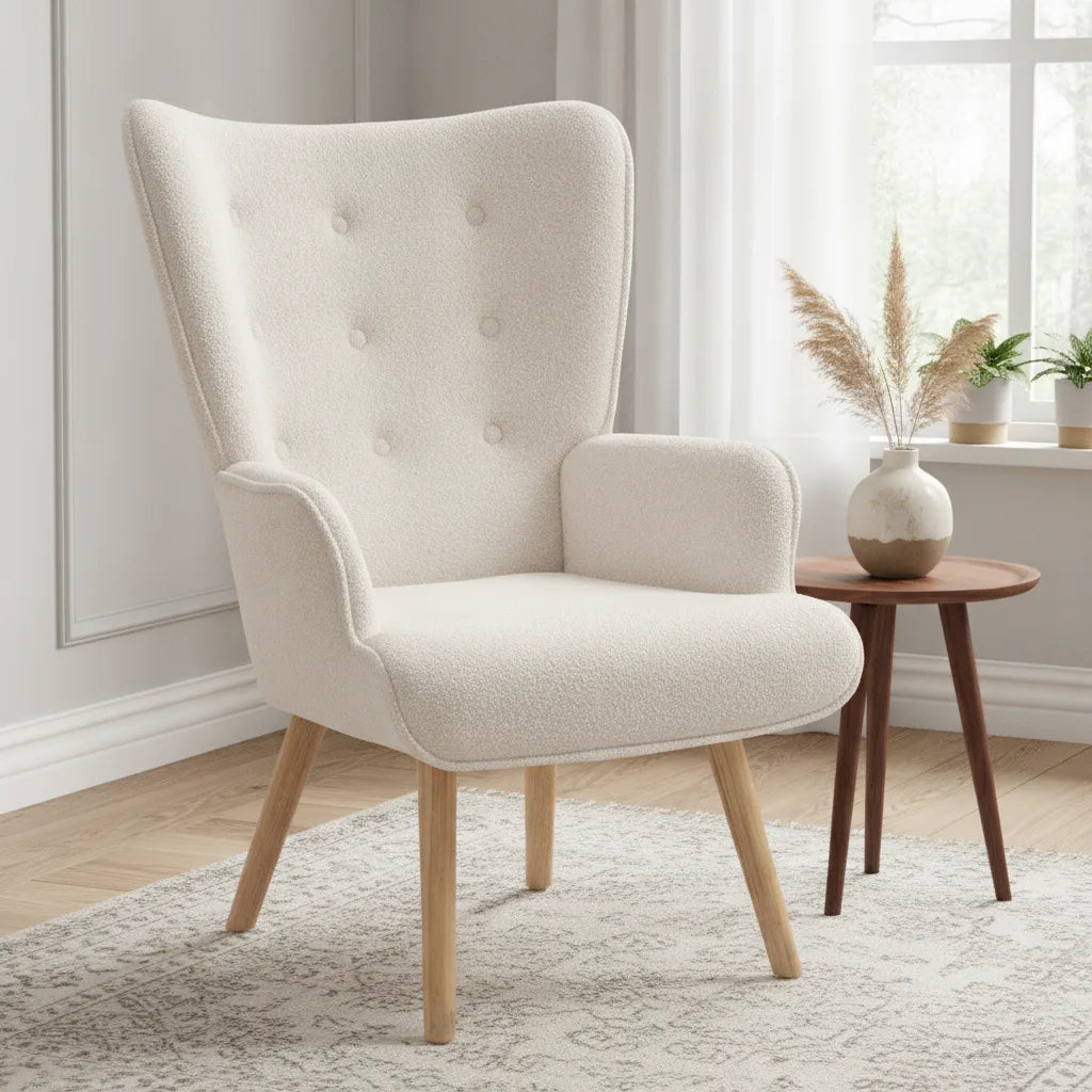 Fauteuil en tissu bouclette blanc capitonné près d'une fenêtre