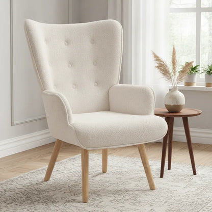 Fauteuil en tissu bouclette blanc capitonné près d'une fenêtre