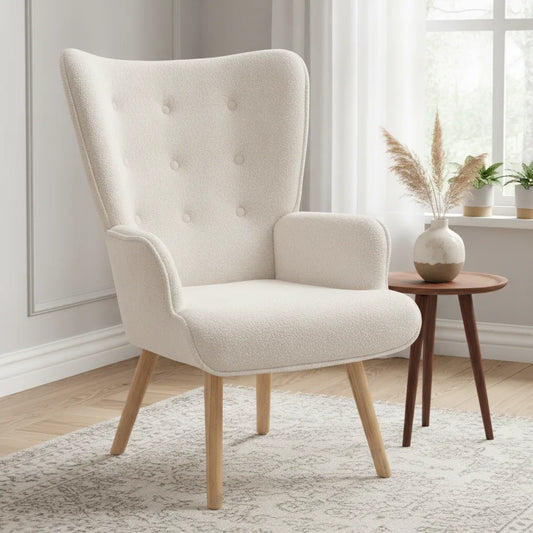 Fauteuil en tissu bouclette blanc capitonné près d'une fenêtre