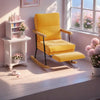 Fauteuil d'allaitement avec repose-pied jaune moutarde dans une chambre de bébé aux tons roses