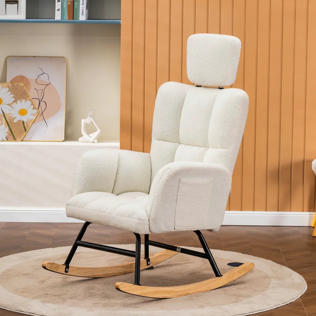 Fauteuil à bascule beige en tissu teddy crème avec appui-tête et patins en bois dans un salon chaleureux