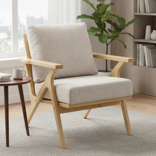 Fauteuil accoudoir bois Crozon grège dans un salon lumineux avec plante