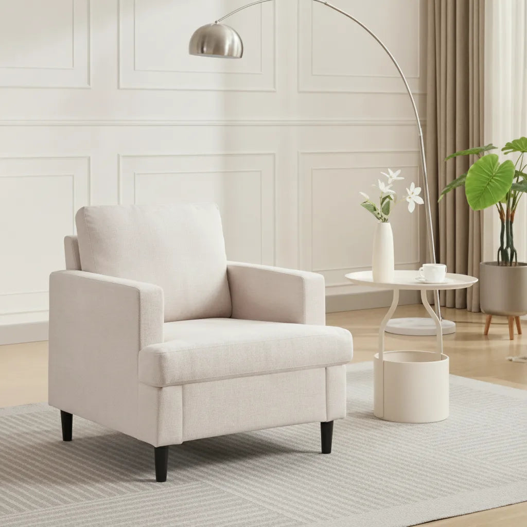 Fauteuil en lin beige style mid-century dans un salon lumineux