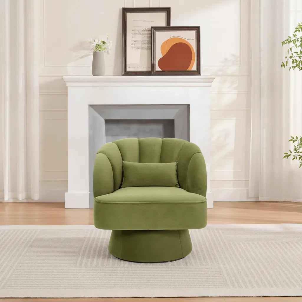 Fauteuil salon velours vert olive pivotant devant une cheminée dans un salon lumineux