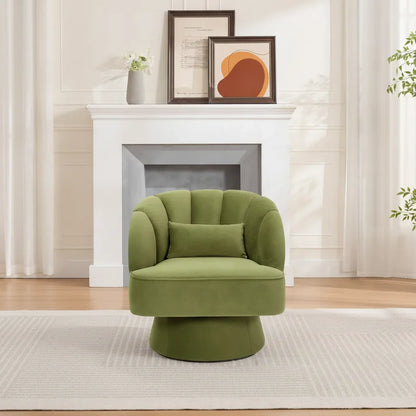 Fauteuil salon velours vert olive pivotant devant une cheminée dans un salon lumineux