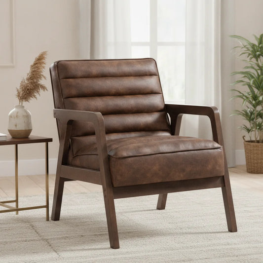 Fauteuil cuir marron vintage cadre bois dans un salon lumineux
