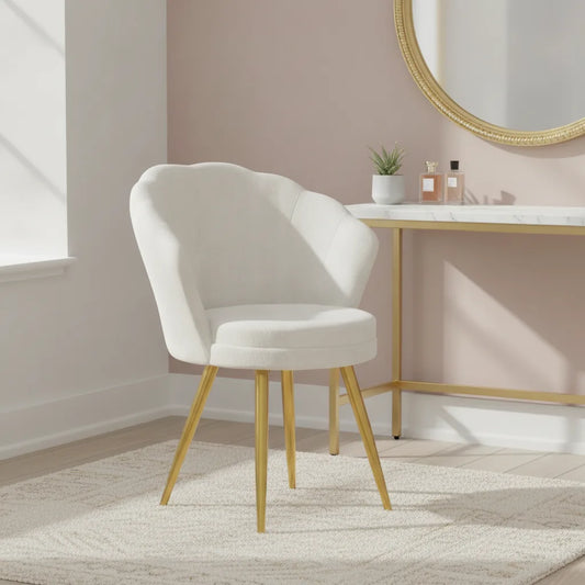 Fauteuil coquillage blanc à pieds dorés devant une coiffeuse