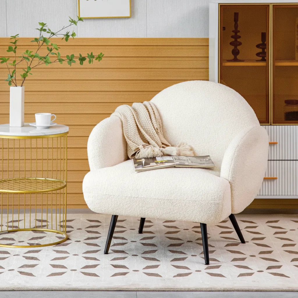 Fauteuil moumoute blanc Perros avec plaid dans un salon lumineux
