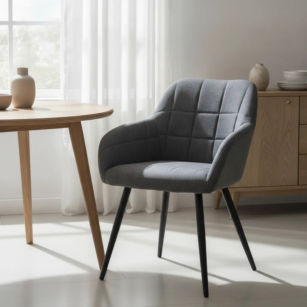 Fauteuil salle à manger confortable gris ardoise près d'une table en bois