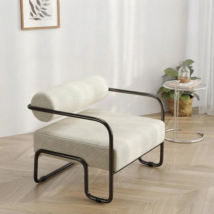 Fauteuil beige velours côtelé avec structure en métal noir dans un salon