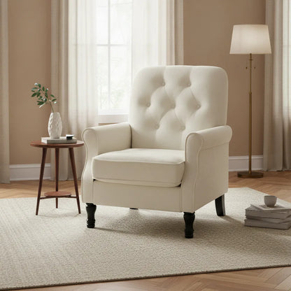Fauteuil de salon confortable capitonné crème près d'une fenêtre
