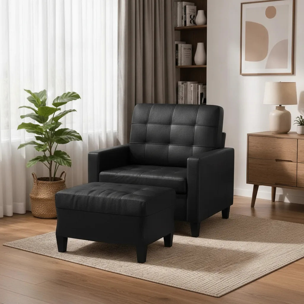 Fauteuil club cuir noir et son pouf près d'une fenêtre