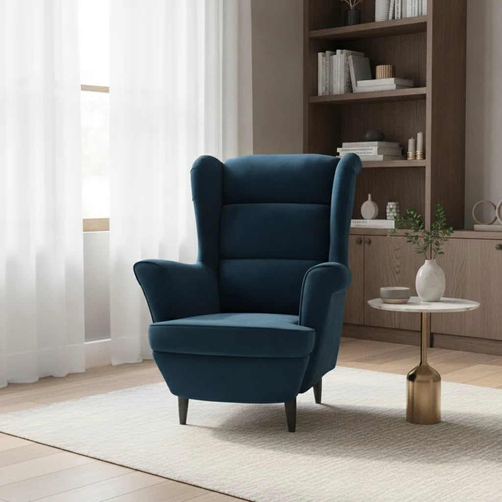 Fauteuil velours bleu canard devant une bibliothèque