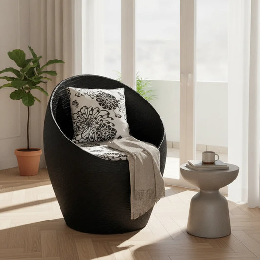 Fauteuil oeuf rotin noir avec coussin dans un salon lumineux