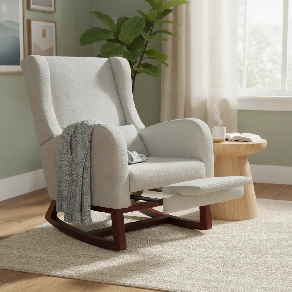 Fauteuil à bascule en velours gris perle avec plaid dans un salon aux murs verts